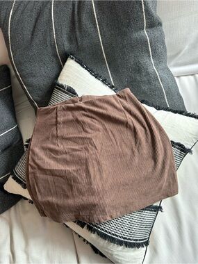 HALARA Ribbed Mini Skirt in Warm Brown